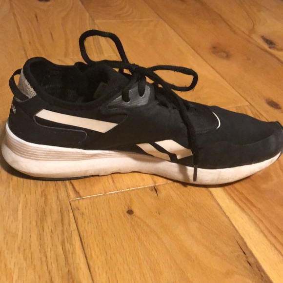 Reebok size 9,5 shoes - Picture 3 of 10